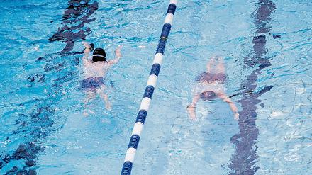 Zwei BadegÃ¤ste schwimmen im Sommerbad Humboldthain. +++ dpa-Bildfunk +++