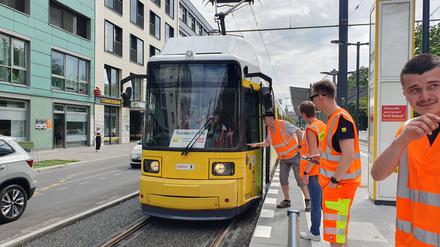 Die erste Straßenbahn in der Moabiter Turmstraße