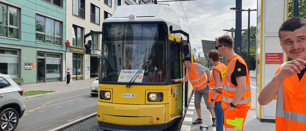 Die erste Straßenbahn in der Moabiter Turmstraße