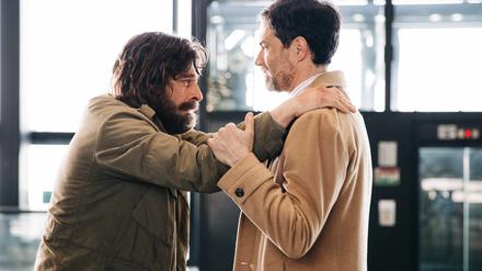 Luca (Lino Guanciale, l.) und Stefano (Fausto Sciarappa) streiten sich wegen Sylvie.