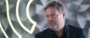 Robert Habeck spricht am 11. Juli bei seinem Besuch bei Aleph Alpha GmbH in Heidelberg.