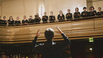 Der Rundfunkchor Berlin und sein Chefdirigent Gijs Leenaars im Heimathafen Neukölln.