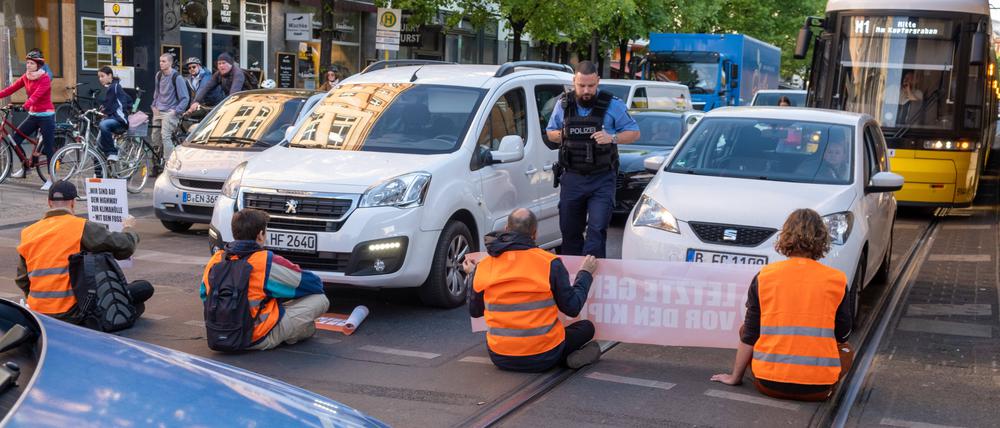 Klimaaktivisten bei einer Blockade in Berlin.