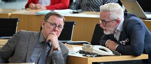 Bodo Ramelow (Die Linke, links), Ministerpräsident von Thüringen, bekommt von Benjamin-Immanuel Hoff (Die Linke), Chef der Staatskanzlei, etwas eingeflüstert.
