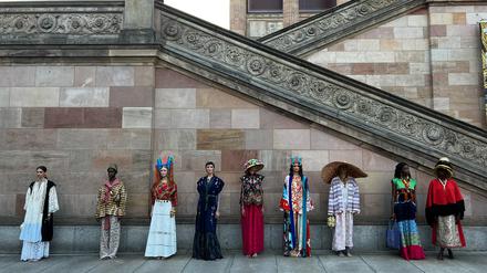 Bei Rianna & Nina mussten die Models, die Treppen zur Alten Nationalgalerie erst herauf und dann wieder herunterlaufen.