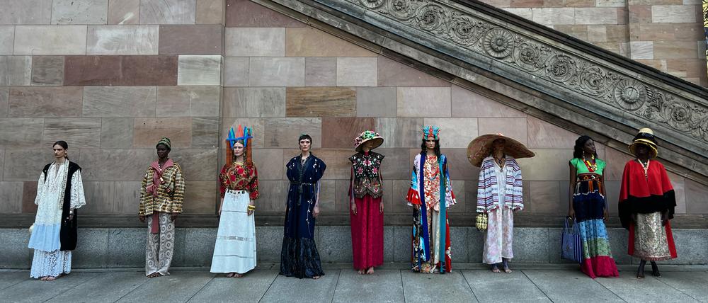 Bei Rianna & Nina mussten die Models, die Treppen zur Alten Nationalgalerie erst herauf und dann wieder herunterlaufen.