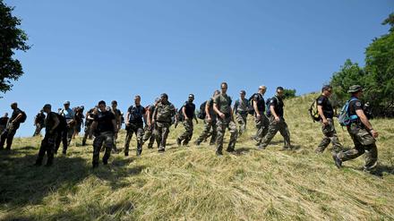 Französische Gendarmen nehmen in dem südfranzösischen Alpendorf Le Vernet an einer Suchaktion nach dem zweieinhalbjährigen Émile teil.