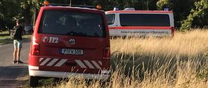Zwei Rettungsfahrzeuge parken im Park Babelsberg auf einer Wiese.