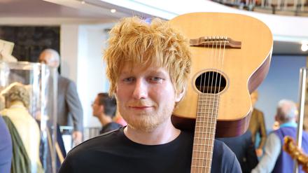 Mit Rotschopf und Gitarre. Wachsfigur von Ed Sheeran im Hamburger Panoptikum.