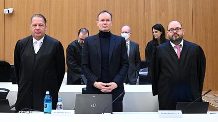 Der frühere Wirecard-Vorstandschef Markus Braun zwischen seinen Anwälten bei einem Gerichtstermin 2023.
