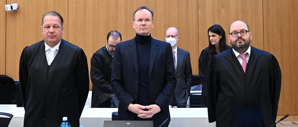 Der frühere Wirecard-Vorstandschef Markus Braun zwischen seinen Anwälten bei einem Gerichtstermin 2023.