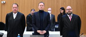 Der frühere Wirecard-Vorstandschef Markus Braun (m) steht zwischen seinen Anwälten Alfred Dierlamm (l) und Nico Werning (r) im Gerichtssaal: Braun muss sich wegen des Verdachts des gewerbsmäßigen Bandenbetrugs vor dem Landgericht München verantworten (Archivbild).