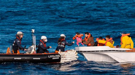 Eine Rettungsaktion der deutschen Seenotrettungsorganisation Mission Lifeline im Mittelmeer. 