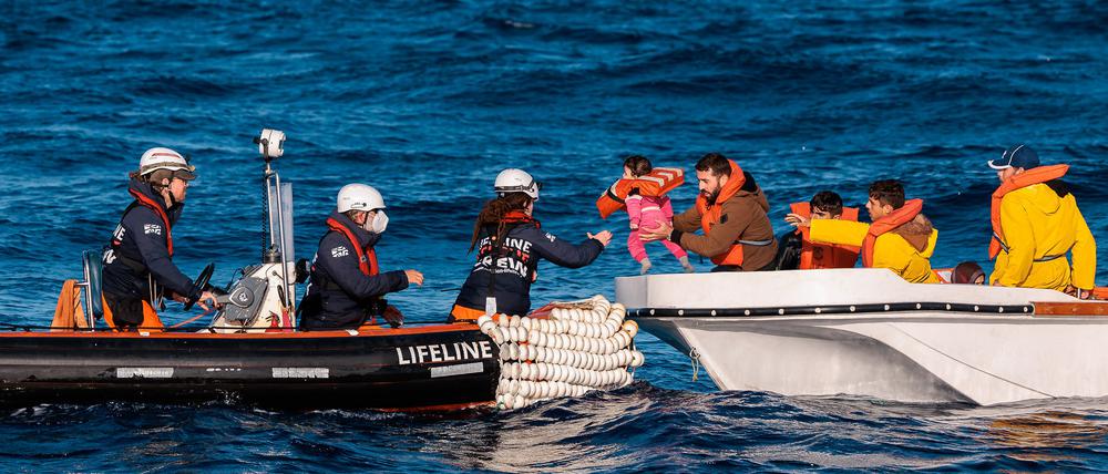 Eine Rettungsaktion der deutschen Seenotrettungsorganisation Mission Lifeline im Mittelmeer. 