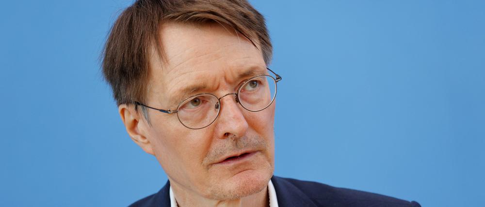 Eine formelle Untersuchung der Universität Köln hat Bundesgesundheitsminister Karl Lauterbach (SPD) von Vorwürfen entlastet, bei einer früheren Bewerbung in seinem Lebenslauf geschummelt zu haben. 