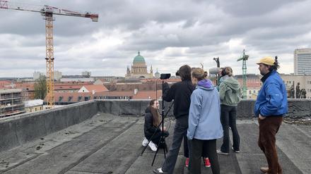 Schüler der Voltaireschule bei den Dreharbeiten ihres Films auf dem Dach des Rechenzentrums. 