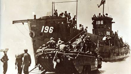 Amerikanische Truppen gehen bei der Invasion von Sizilien im Juli 1943 an Land.