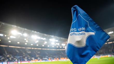 ARCHIV - 27.11.2018, Baden-Württemberg, Sinsheim: Fußball: Champions League, 1899 Hoffenheim - Schachtjor Donezk, Gruppenphase, Gruppe F, 5. Spieltag. Eine Eckfahne mit dem Logo der TSG 1899 Hoffenheim steht im Stadion. Die Bundesliga-Fußballerinnen der TSG verstärken sich zur neuen Saison mit der Österreicherin Chiara D’Angelo. 