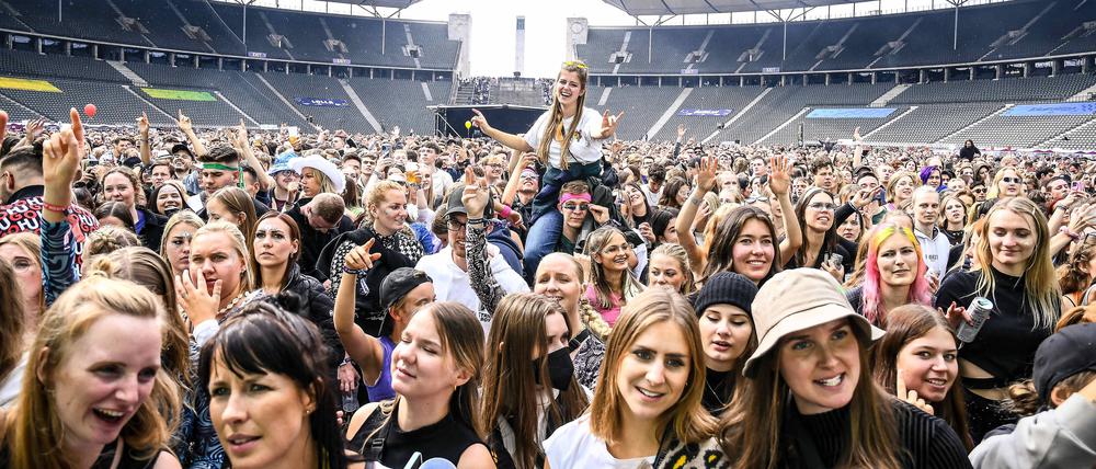 24.09.2022, xlakx, Entertainment Festival, Lollapalooza Berlin 2022 emspor, v.l. Das Publikum jubelt bei dem Auftritt der Band HBz beim Lollapalooza Festival Berlin auf dem Gelände des Olympiastadions. Berlin *** 24 09 2022, xlakx, entertainment festival, Lollapalooza Berlin 2022 emspor, v l The audience cheers during the performance of the band HBz at the Lollapalooza Festival Berlin on the grounds of the Olympiastadion Berlin.