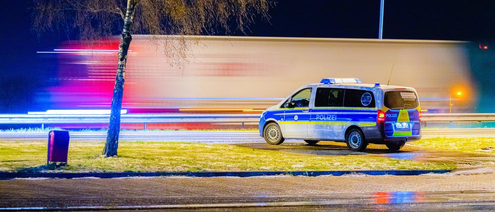 Eine Streife der Bundespolizei wollte den aus Tschechien eingereisten Kleintransporter am Morgen kontrollieren (Symbolbild).