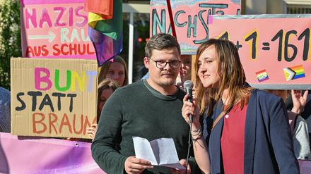 Der Lehrer Max Teske und seine Kollegin Laura Nickel hatten vor etwa drei Monaten einen zunächst anonymen Brandbrief über rechtsextreme Vorfälle an ihrer Schule in Burg veröffentlicht und damit ein breites Medienecho ausgelöst. 