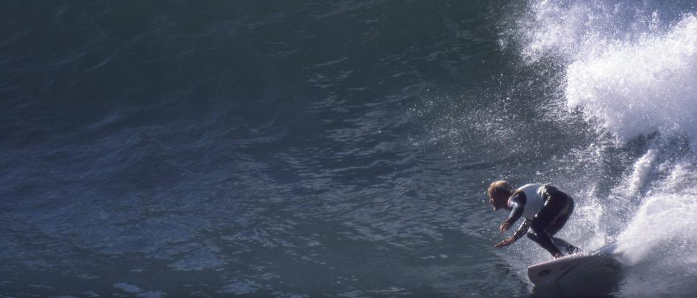 Stehenbleiben lernen. Ein Surfer 1980 am Huntington Beach in Kalifornien.