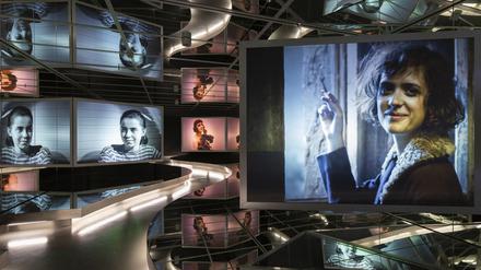 Es knirscht im Maschinenraum der deutschen Filmproduktion. Ist der Spiegelsaal im Filmmuseum Berlin, rechts ein Still aus „Babylon Berlin“ mit Liv Lisa Fries, bald nicht mehr so üppig mit Bildern gefüllt?