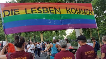 Transparent: "Die Lesben kommen". In Berlin zum achten Mal der Dyke* March