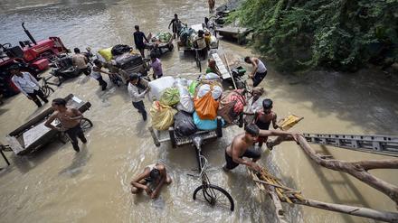 Der hohe Pegel des Yamuna Flusses zwingt Menschen in Neu-Delhi zum Umzug.