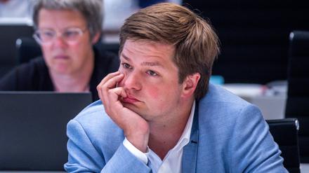 Philipp da Cunha, Parlamentarischer Geschäftsführer der SPD-Fraktion im Landtag von Mecklenburg-Vorpommern, sitzt bei der Landtagssitzung Mecklenburg-Vorpommern im Plenarsaal.  