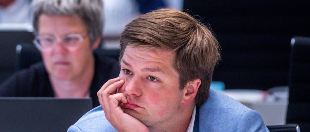 Philipp da Cunha, Parlamentarischer Geschäftsführer der SPD-Fraktion im Landtag von Mecklenburg-Vorpommern, sitzt bei der Landtagssitzung Mecklenburg-Vorpommern im Plenarsaal.