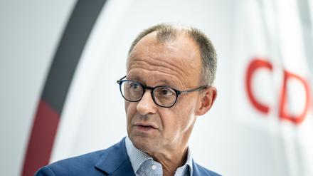 Unionsfraktionschef Friedrich Merz (CDU) fordert einen ungehinderten Zugang der Bundeswehr zu Schulen (Archivbild).