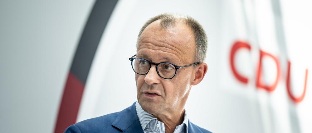 Unionsfraktionschef Friedrich Merz (CDU) fordert einen ungehinderten Zugang der Bundeswehr zu Schulen (Archivbild).
