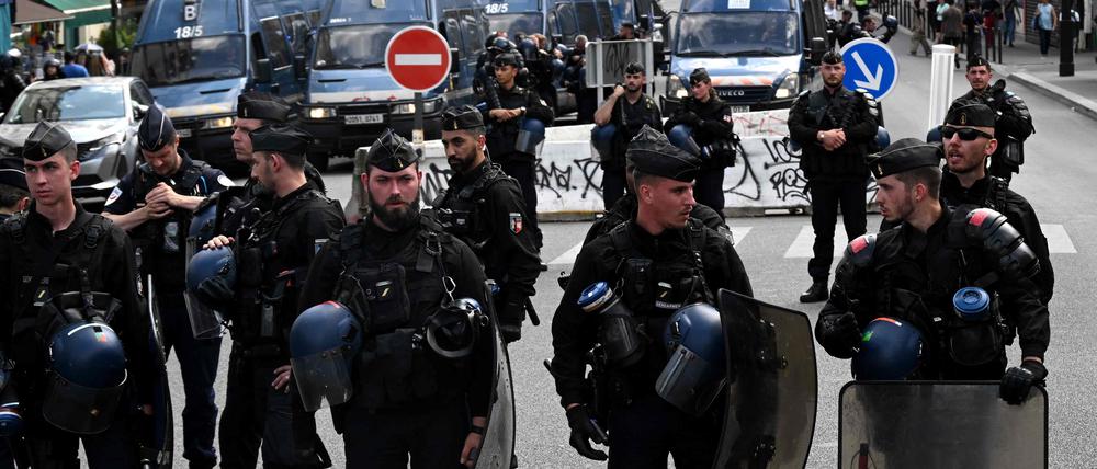 Aus Sorge vor Ausschreitungen sind landesweit 130.000 Polizisten im Einsatz (Archivbild).