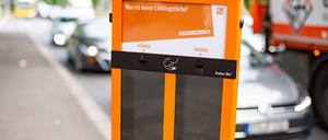 BSR startet Test mit Abstimmungsbehältern für Zigarettenkippen, Die Berliner Stadtreinigung BSR hat einen Test mit so genannten Abstimmungsbehältern für Zigarettenkippen gestartet. Hierfür wurden in dieser Woche insgesamt 30 Behälter im Stadtgebiet installiert. Die Standorte befinden sich an Stellen, die häufig durch achtlos weggeschnippte Zigarettenkippen verunreinigt werden z.B. vor U- und S-Bahnhöfen, an Bushaltestellen oder in Einkaufsstraßen. Mit den Abstimmungsbehältern möchte die BSR Raucherinnen und Raucher motivieren, ihre Kippe nicht auf den Boden zu werfen, sondern mit dieser an einer Abstimmung teilzunehmen. Berlin Tempelhof Berlin Deutschland *** BSR starts test with tuning containers for cigarette butts, the citizens of Berlin city cleaning BSR started a test with tuning containers in such a way specifie 