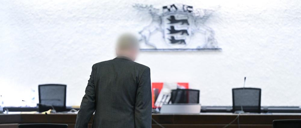 Der Angeklagte in einem Prozess um sexuelle Nötigung betritt den Gerichtssaal. Der inzwischen vom Dienst freigestellte Inspekteur der Polizei soll im November 2021 in Stuttgart eine Polizeibeamtin sexuell belästigt haben. 
