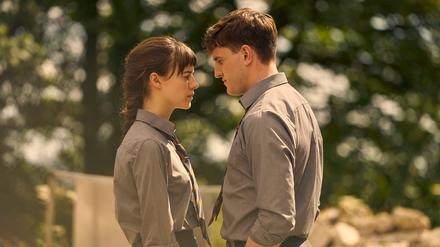 Zwischen dem allseits beliebten Sport-As der Schule Connell (Paul Mescal) und der introvertierten Außenseiterin Marianne (Daisy Edgar-Jones) funkt es gewaltig.