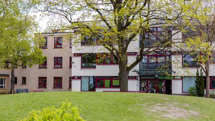 ARCHIV - 27.04.2023, Brandenburg, Burg (Spreewald): Die Grund- und Oberschule in Burg (Spreewald). Die Bus-Haltestelle «Burg Schule» steht vor einer Grund- und Oberschule im Spreewaldort Burg. Ein Lehrer und eine Lehrerin hatten vor etwa drei Monaten einen zunächst anonymen Brandbrief über rechtsextreme Vorfälle an ihrer Schule in Burg veröffentlicht und damit ein breites Medienecho ausgelöst. Am Mittwoch erklärten beide, dass sie die Schule wegen starker Anfeindungen aus der rechten Szene verlassen wollen. (zu dpa «Zwei Brandbrief-Lehrer aus Burg wollen Schule verlassen») Foto: -/dpa +++ dpa-Bildfunk +++
