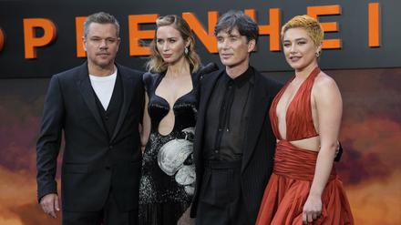 Bei der „Oppenheimer“-Premiere in London verschwanden die Stars wegen des Streiks schnell: Matt Damon (l.-r.), Emily Blunt, Cillian Murphy und Florence Pugh.