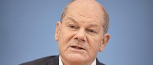 Bundeskanzler Olaf Scholz (SPD) spricht auf der Sommer-Pressekonferenz im Haus der Bundespressekonferenz.