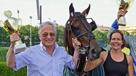 Am Ende mit Pokalduplikat oder dem Original. In seinem Leben versäumte Johann Holzapfel (li.) kaum ein Mariendorfer Saisonereignis.