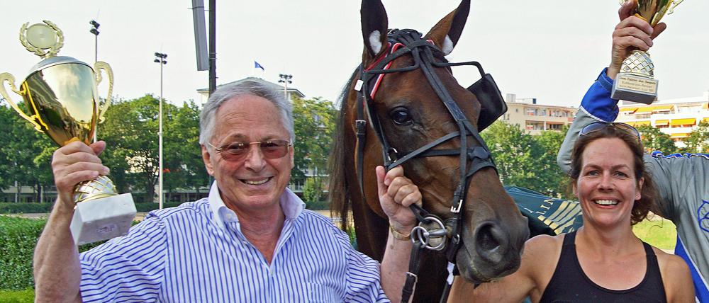 Am Ende mit Pokalduplikat oder dem Original. In seinem Leben versäumte Johann Holzapfel (li.) kaum ein Mariendorfer Saisonereignis.
