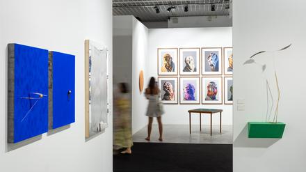 Blick in die Stände der Galerien Pietro Sparta und Mennour auf der jüngsten artmonte-carlo.