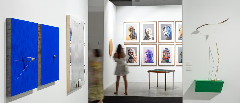 Blick in die Stände der Galerien Pietro Sparta und Mennour auf der jüngsten artmonte-carlo.