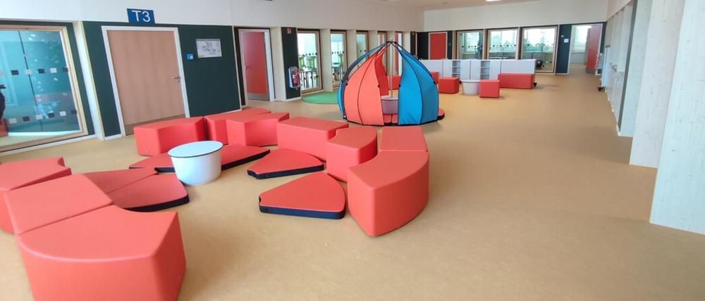 Gewagte Sitzecken sind Teil der neuartigen Compartment-Schulen. Sie stehen in den Aufenthaltsräumen, den „Foren“ und bilden das Herzstück jedes Lernhauses.