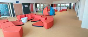Gewagte Sitzecken sind Teil der neuartigen Compartment-Schulen. Sie stehen in den Aufenthaltsräumen, den „Foren“ und bilden das Herzstück jedes Lernhauses.