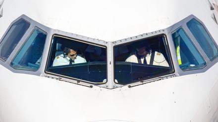 Schlaflos am Start? Der Flugbetrieb läuft besser als 2022 – aber für Mitarbeiter:innen im Flugzeug und am Boden ist er ein Kraftakt.