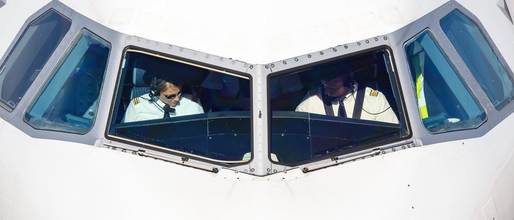 Schlaflos am Start? Der Flugbetrieb läuft besser als 2022 – aber für Mitarbeiter:innen im Flugzeug und am Boden ist er ein Kraftakt.