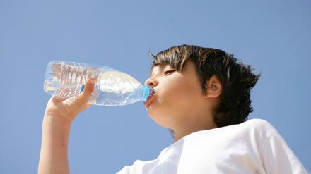 Die Sonne knallt, der Körper lechzt nach Wasser: Kinder sollte bei hohen Temperaturen über die Mittagszeit nicht draußen sein.