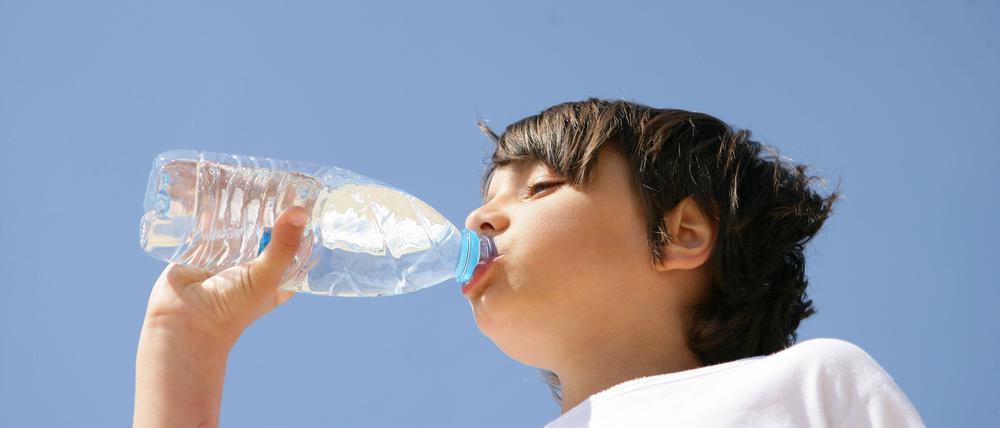 Die Sonne knallt, der Körper lechzt nach Wasser: Kinder sollte bei hohen Temperaturen über die Mittagszeit nicht draußen sein.